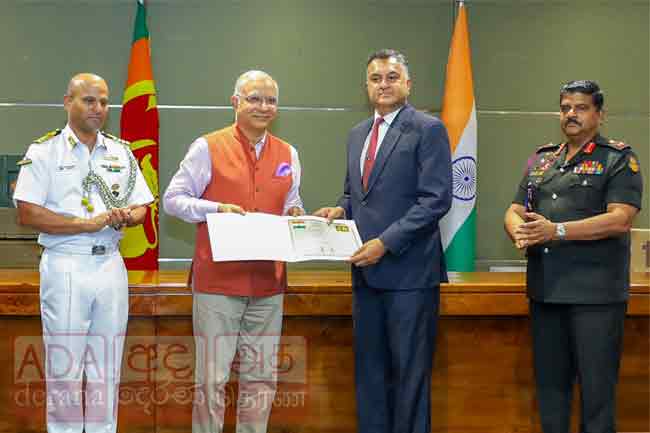 ඉන්දියානු රජයෙන් මෙරට යුද්ධ හමුදාවට හමුදා උපකරණ තොගයක් පරිත්‍යාග කෙරේ