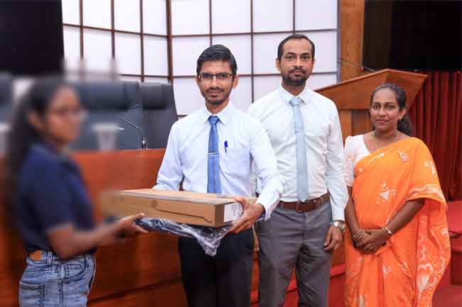 විශ්වවිද්‍යාල සිසුන්ට ජනාධිපති අරමුදලින් අධ්‍යාපනික උපකරණ