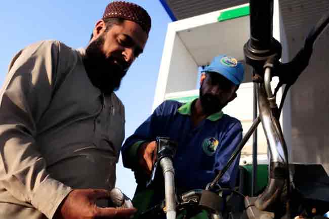 ලෝක වෙළඳපොළේ වාසිය ජනතාවට ලබාදෙමින් පාකිස්තානය ඉන්ධන මිල පහළ දමයි