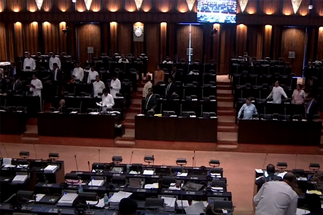 පාර්ලිමේන්තුවේ උණුසුම් තත්ත්වයක්