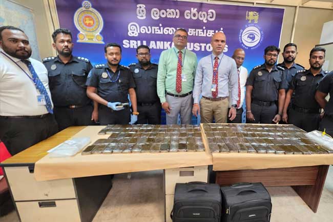 හෂිෂ් කිලෝ 36ක් සමඟ කැනේඩියානු තරුණියක් අත්අඩංගුවට