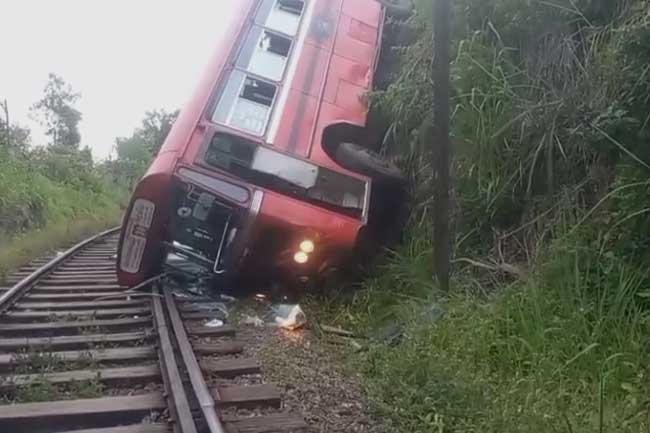 දියතලාවේදී බස් රථයක් ප්‍රපාතයකට පෙරළී 42කට තුවාල