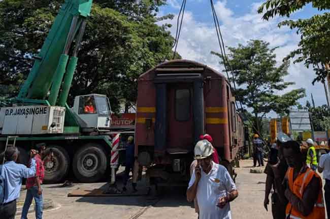 මහනුවරින් පේරාදෙණියට මහා මාර්ගයෙන් ගිය දුම්රිය මැදිරි 