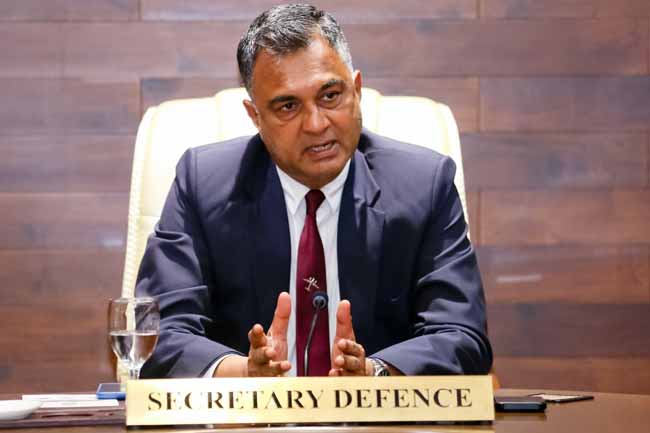 ආරක්ෂක අමාත්‍යාංශයේදී කොළඹ කසළ ගැටලුව ගැන කතා කරයි 