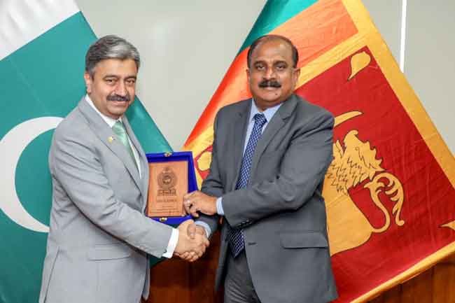 පාකිස්තාන ආරක්ෂක ලේකම් සහ ආරක්ෂක නියෝජ්‍ය අමාත්‍ය අතර හමුවක්