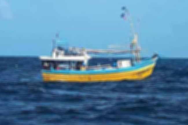 ත්‍රිකුණාමල මුහුදේදී ධීවර යාත්‍රාවක් අනතුරකට ලක්වෙයි 