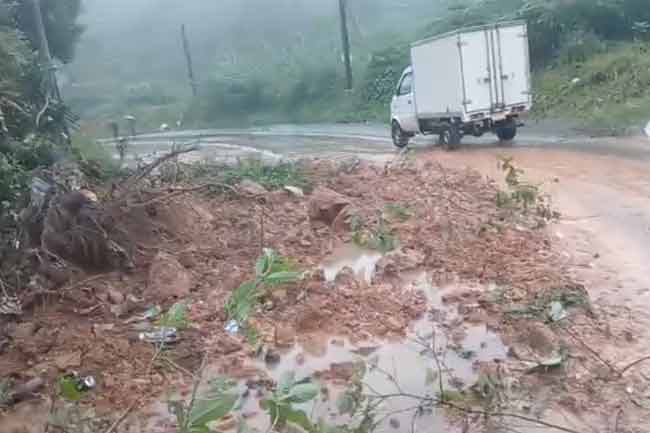 හැටන් නුවරඑළිය මාර්ගයේ ගමනාගමනය එක් මං තීරුවකට සීමා වෙයි 