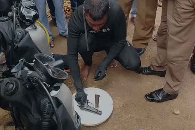 යටියන්තොට ට්‍රැෆික් OICගේ අස්ථානගතවූ ගිනිඅවිය යටියන්තොට පාලම අසලින් සොයා ගැනේ