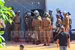 මීගමුව බන්ධනාගාරයේ ගැටුමෙන් රැඳවියන් දෙදෙනෙකු මරුට - පොලීසිය සහ STF කැඳවයි