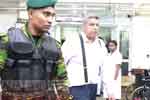 ගැටුමින් තුවාල වූ නිලධාරීන් බලන්න ගිය අධිකරණ ඇමති