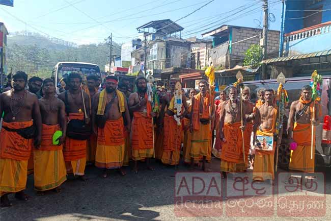 කතරගම ඇසළ පෙරහැරට පාගමනින් වතුකරයේ කණ්ඩායමක්