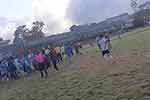 පාපන්දු තරගයකදී දෙපිරිසක් අතර ගුටිබැට හුවමාරුවක් 