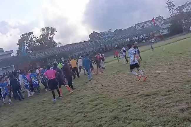 පාපන්දු තරගයකදී දෙපිරිසක් අතර ගුටිබැට හුවමාරුවක් 