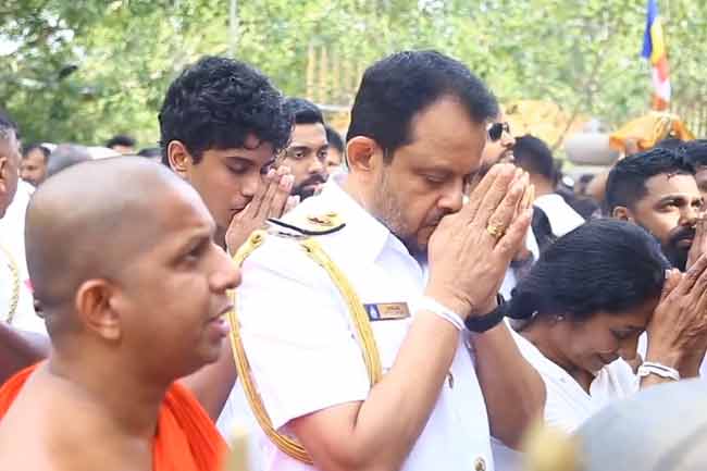 නව නාවික හමුදාපති ශ්‍රී මහා බෝධීන් වහන්සේ වැඳපුදා ගනී 