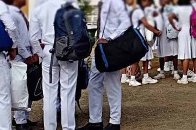 නිල ඇඳුමට අමතරව අත් සහ කකුල් වැසෙන ඇඳුම් ඇඳීමට සිසුන්ට අවසර