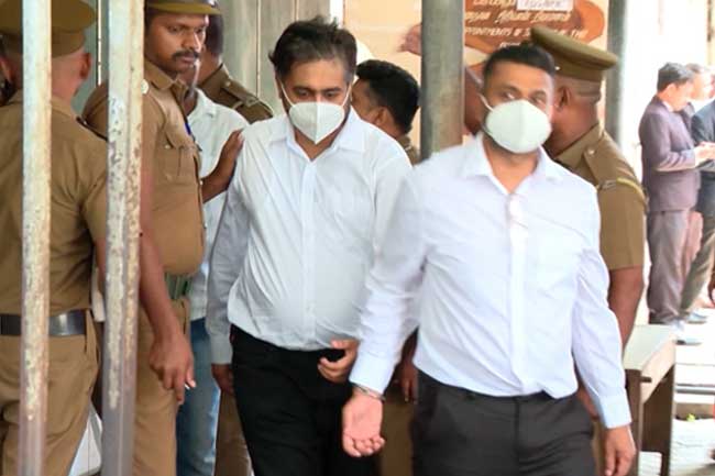 රඛිත-චරිත් හරක්කටාගෙන් ගත්තු ලක්ෂ 1,200න් කොටසක් හිමිනමක් ලවා පොලිසියේ ලොක්කන්ට දීලා?
