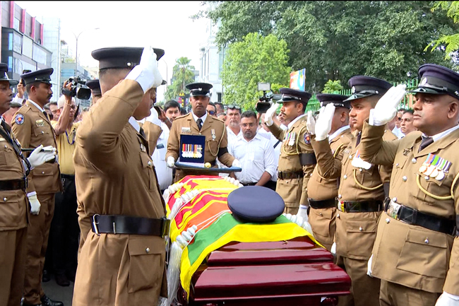 හිටපු පොලිස්පති සී.ඩී. වික්‍රමරත්නගේ දේහය අවසන් කටයුතු සඳහා රැගෙන යයි