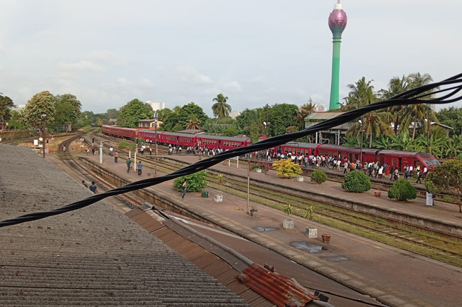 කොළඹ කොටුව දුම්රිය ස්ථානයේදී දුම්රියක් පීලි පනී - වේදිකා දෙකක් අවහිරයි