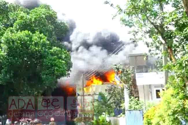 කටුවාන ගින්නට පිරිසක් කොටු වී ඇත්දැයි සැකයක් - ගින්න පාලනයට දැඩි පරිශ්‍රමයක්