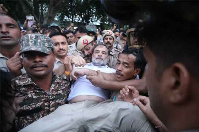 ඉන්දියාවේ විරෝධතාවක් අතරතුර රාහුල් ගාන්ධි අත්අඩංගුවට