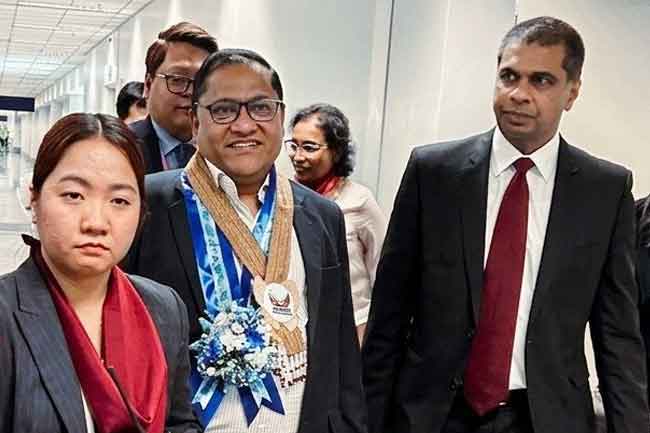 ඇමති විජිත පිලිපීනයට ළඟාවෙයි