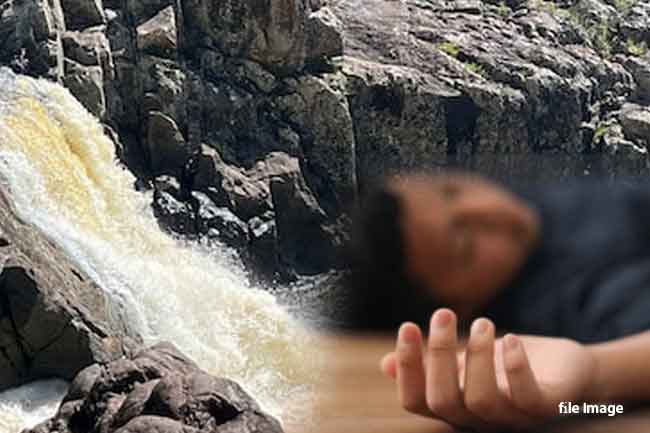 ඡායාරූප ගැනීමට ගිය පාසල් සිසුන් දෙදෙනෙකු දියඇල්ලකින් වැටී මරුට