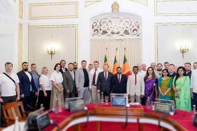 රුසියානු නියෝජිතයින් පිරිසක් මෙරට සංචාරයක