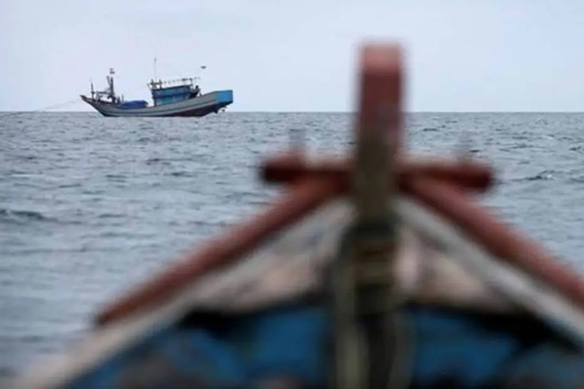 දින 36ක පුරා මුහුදත් සමග පොරබදිමින් සිට දිවි බේරාගත් පියපුතු ධීවරයින් දෙදෙනා