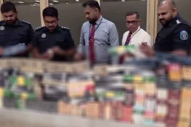 විදෙස් දුම්වැටි තොගයක් සමඟ චීන ජාතිකයෙක් අත්අඩංගුවට 