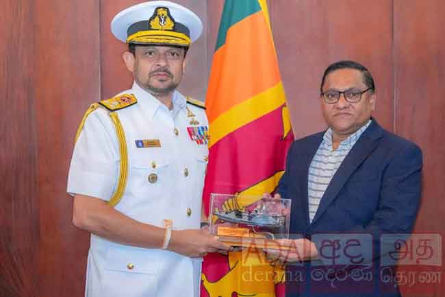 නාවික හමුදාපති හා විදේශ කටයුතු ඇමති අතර හමුවක්