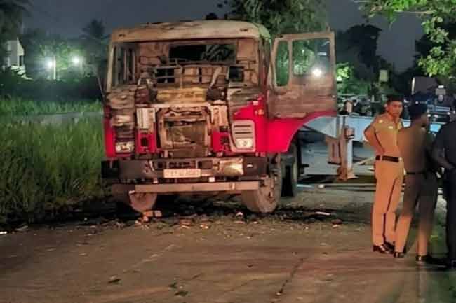 කටාන අනතුරෙන් පසුව කන්ටේනරයට ගිනි තැබූ තිදෙනෙක් අත්අඩංගුවට