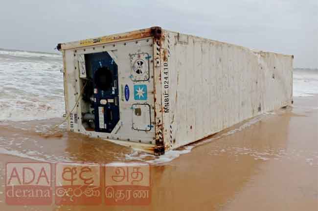 වෙරළ තීරයට කන්ටේනර් බහාලුමක් ගොඩගසයි