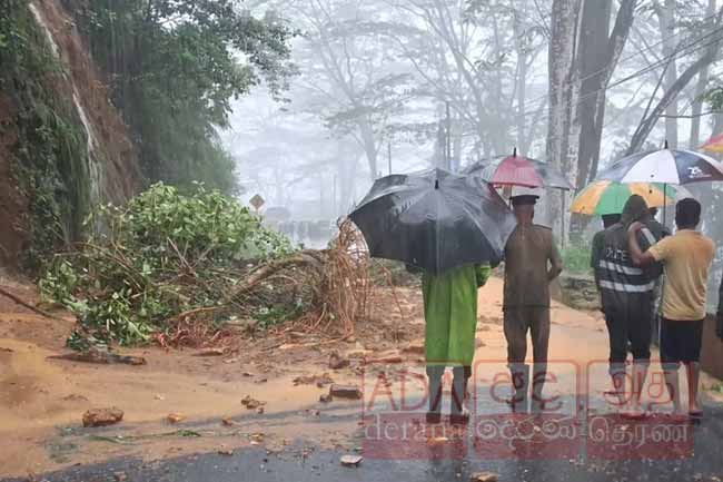 හැටන්-කොළඹ පාර දියගලින් වැසෙයි - වාහන ගමනාගමනය සම්පූර්ණයෙන්ම ඇණහිටී