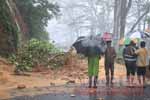හැටන්-කොළඹ පාර දියගලින් වැසෙයි - වාහන ගමනාගමනය සම්පූර්ණයෙන්ම ඇණහිටී