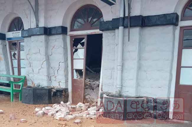 වටවල දුම්රිය ස්ථානයට පස් කන්දක් කඩා වැටෙයි