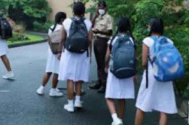 මහනුවර සහ නුවරඑළිය දිස්ත්‍රික්කවල සියලුම රජයේ පාසල් හෙට යළි විවෘත කෙරේ