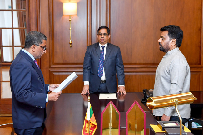මධ්‍යම පළාත් නව ආණ්ඩුකාරවරයා ජනපති ඉදිරියේ දිවුරුම් දෙයි