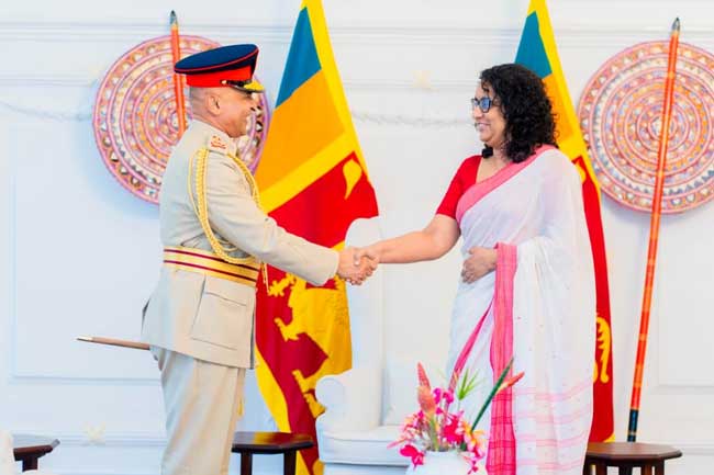 නව යුද හමුදාපති අග්‍රාමාත්‍යවරිය හමුවෙයි