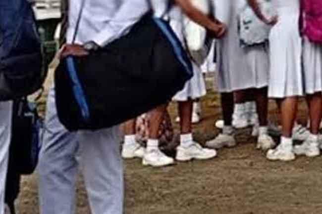 පාසල් සිසුන් පිරිසකට බඹර ප්‍රහාරයක් - 50ක් රෝහලේ