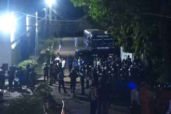 මැගසින් බන්ධනාගාරයේ ගැටුමින් රැඳවියන් 11ක් රෝහලට 