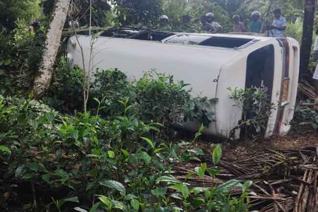 බුලත්සිංහල, උඩුගලකන්ද ප්‍රදේශයෙන් වෑන් රථයක් ප්‍රපාතයකට පෙරළෙයි