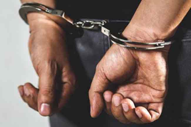 ගජමුතු ළඟ තබාගෙන සිටි දෙදෙනෙකු මාට්ටු