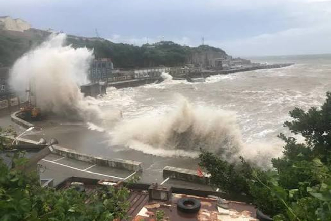 'ඩොල්ෆින්' චීනයට කඩා වදී - මිලියනයකට අධික පිරිසකට දැඩි බලපෑම්
