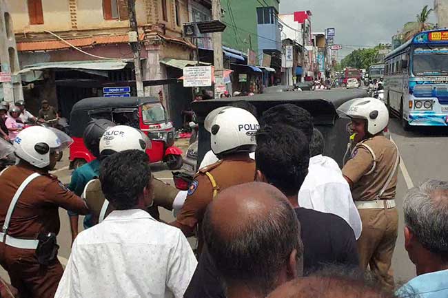 අම්බලන්තොට ගොවි විරෝධය උණුසුම් වෙයි