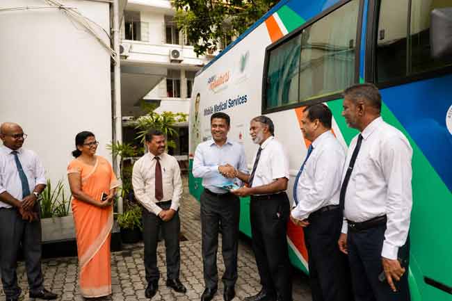 මත්වී බස් රථ පදින රියදුරන් පරීක්ෂාව තවත් ජංගම බස් රථයක් 