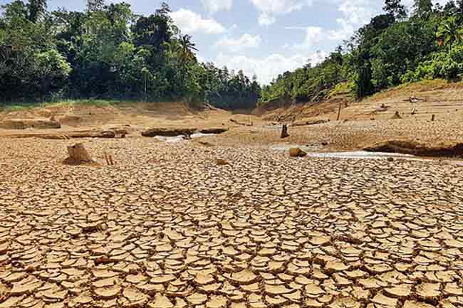 වැසි රහිත කාලගුණයෙන් ප්‍රදේශ රැසක ජනතාව පීඩාවට
