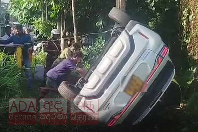 මාර්ග මායිම් කණු කඩා ආ සැප රිය - පදිකයින් දෙදෙනෙකු රෝහලේ