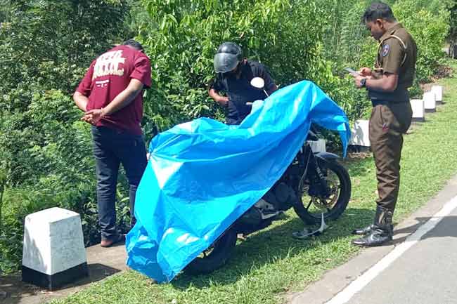 බැකෝ සමන්ගේ මව ඝාතනයට පැමිණි බවට සැක යතුරුපැදිය සොයාගැනේ  