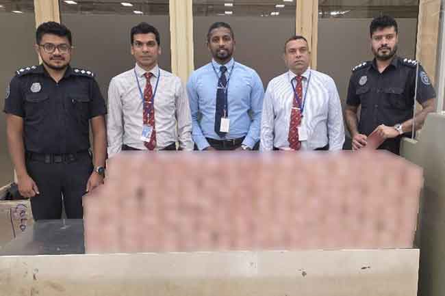 නීතිවිරෝධීව රැගෙන ආ දුම්වැටි තොගයක් සමග කාන්තාවක් කටුනායකදී අත්අඩංගුවට