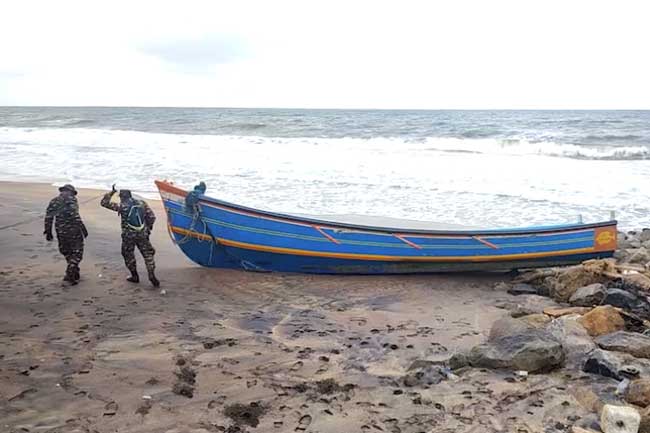 ඉන්දියාවට අයත් යැයි සැක යාත්‍රාවක් හලාවත ඉරණවිල වෙරළට ඇවිත්